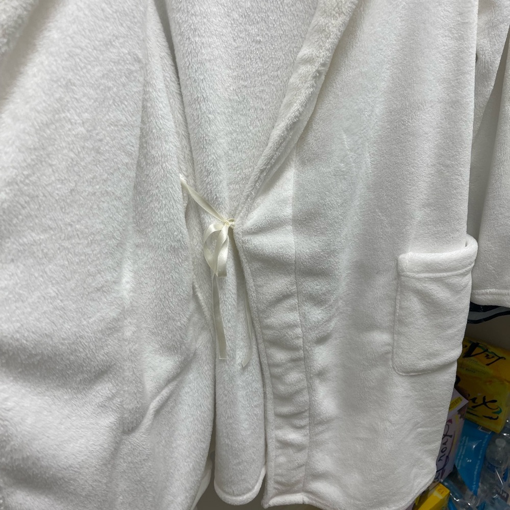 White plush robe - Picture 3 of 4
